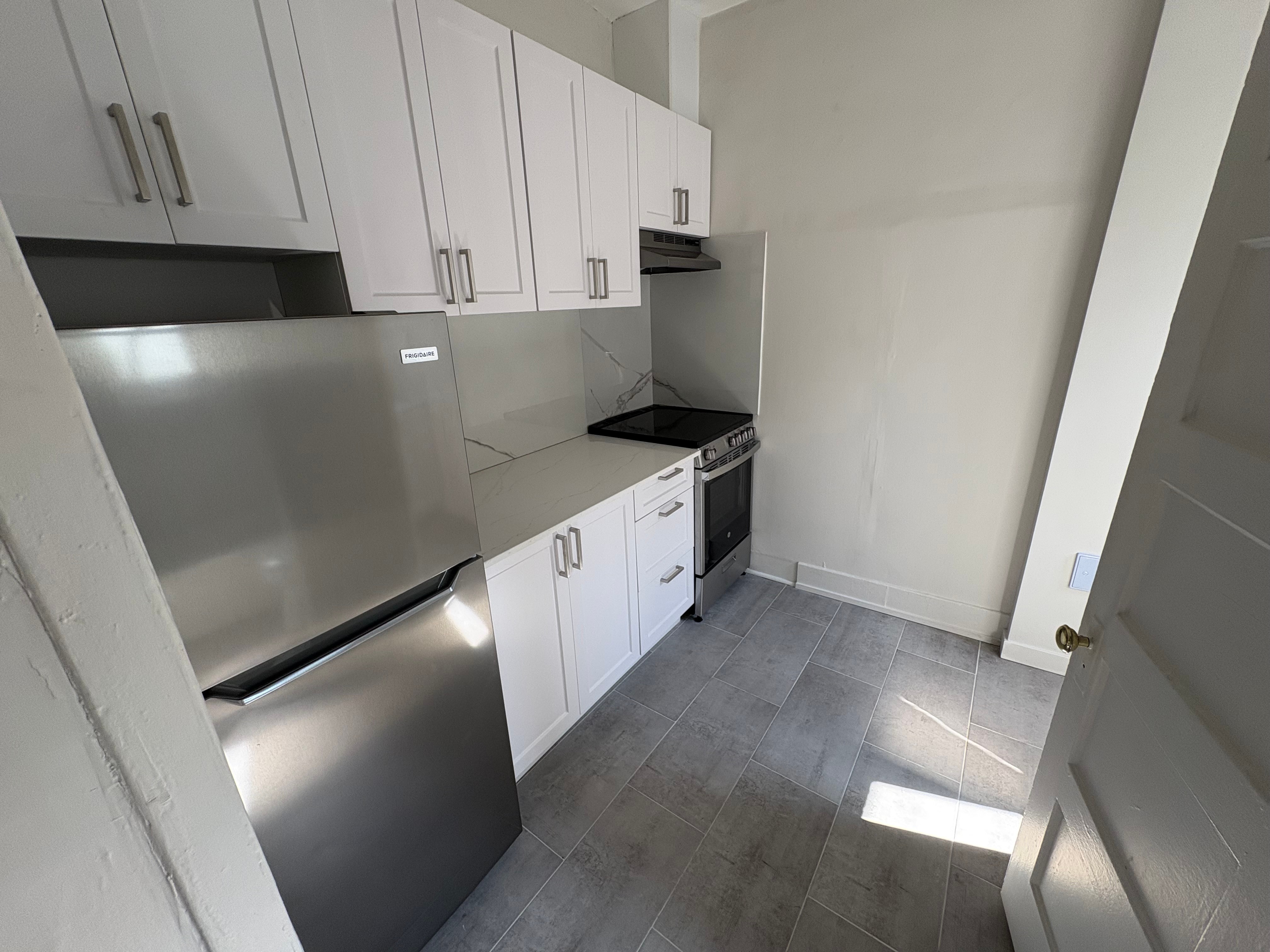Looking for Roommate / Cherche un/e coloc