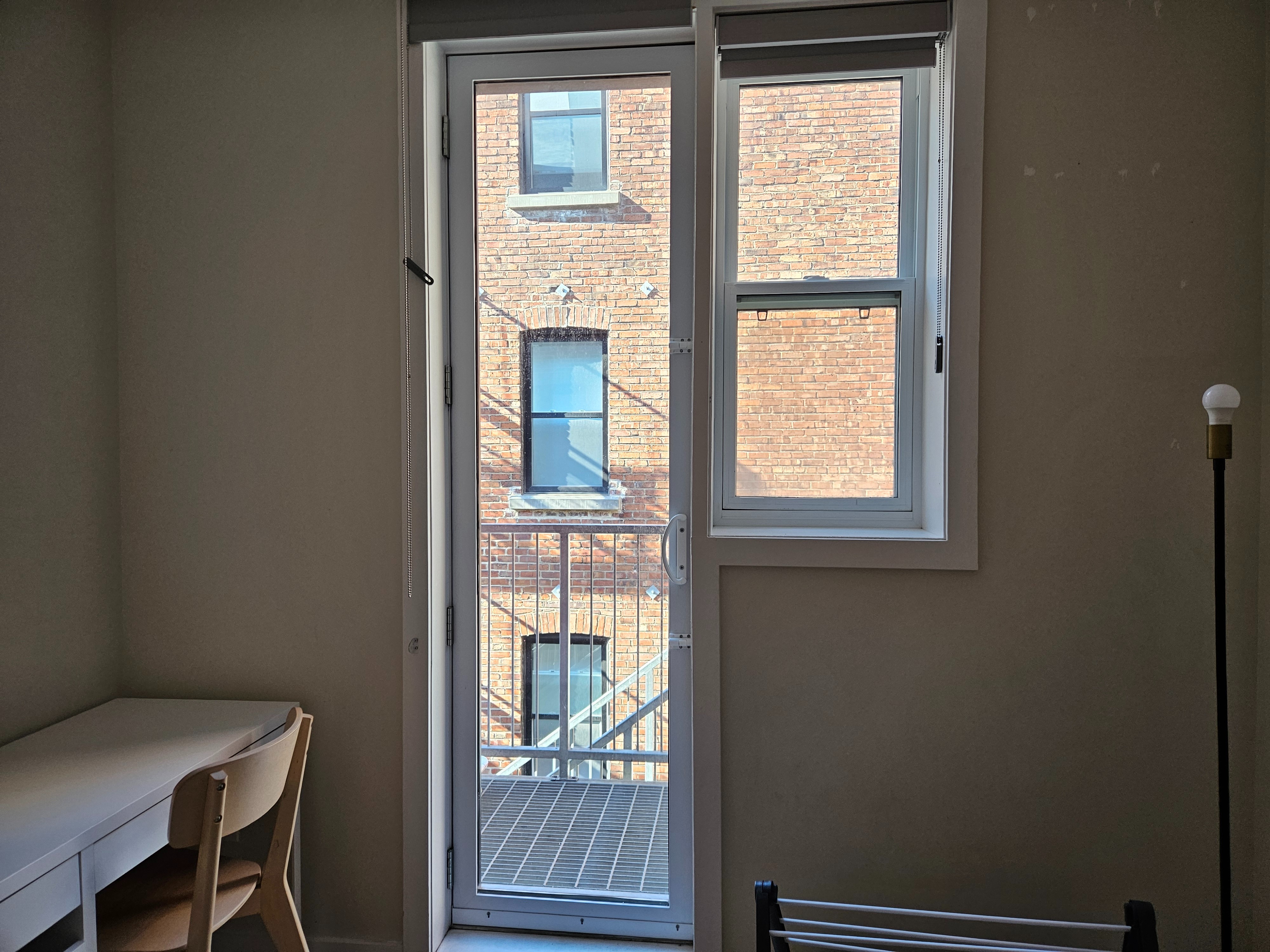 Downtown room in a 3 bedroom appartment on the top floor