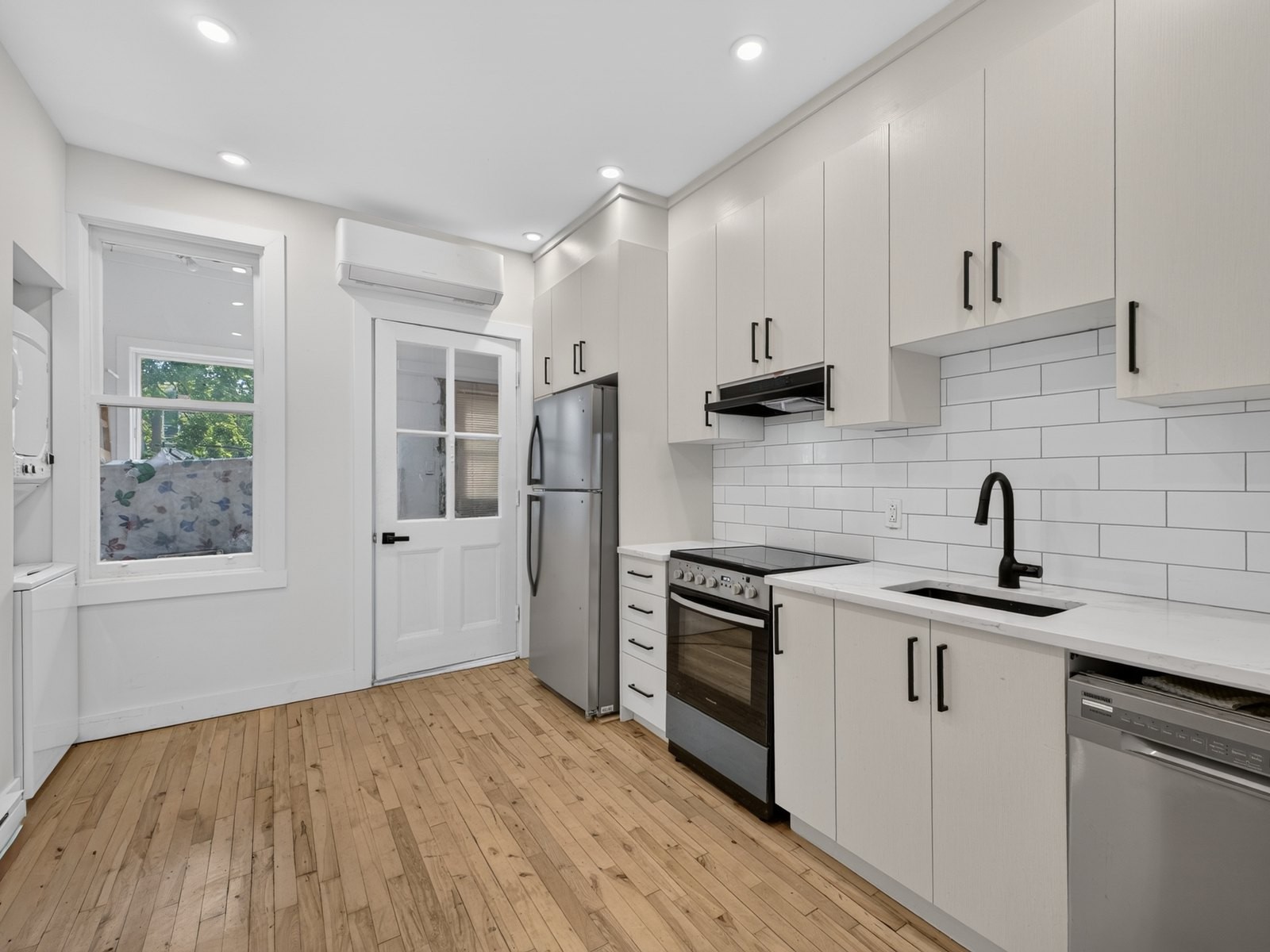 Bright renovated 4½ facing the riverside park | Verdun | 1 month free
