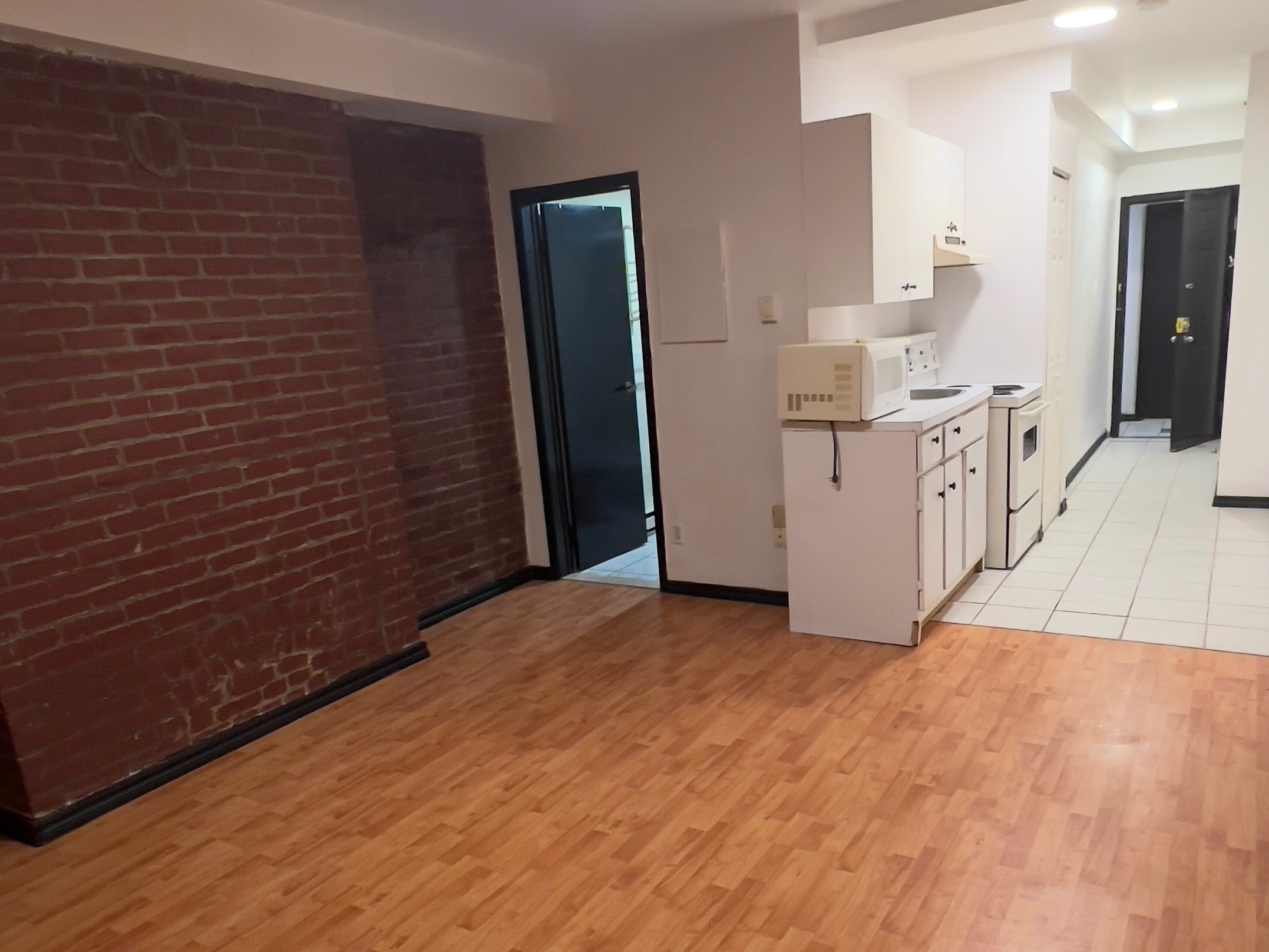 Bright and spacious studio steps away from Concordia University!